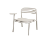 Bliss-nojatuoli sivupöydällä